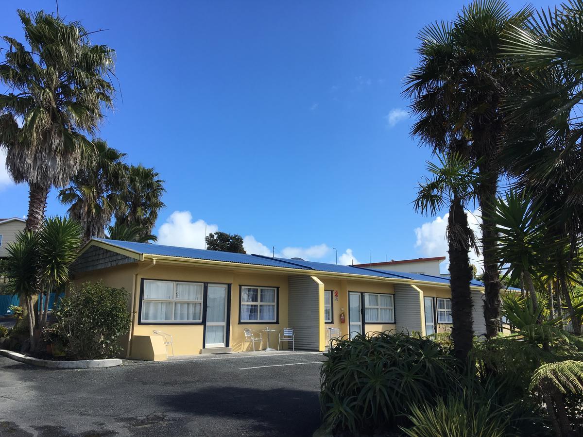 Raglan Palm Beach Motel Exterior photo