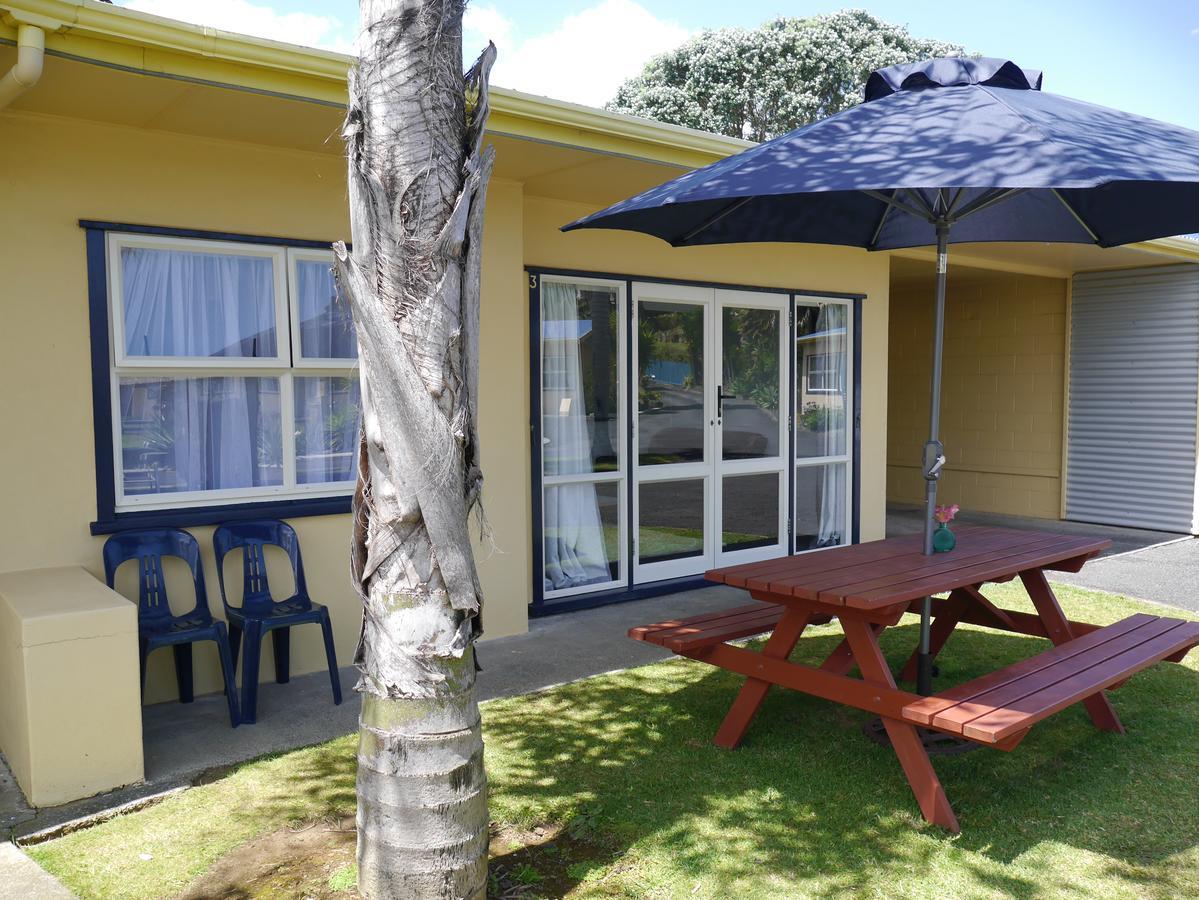 Raglan Palm Beach Motel Exterior photo